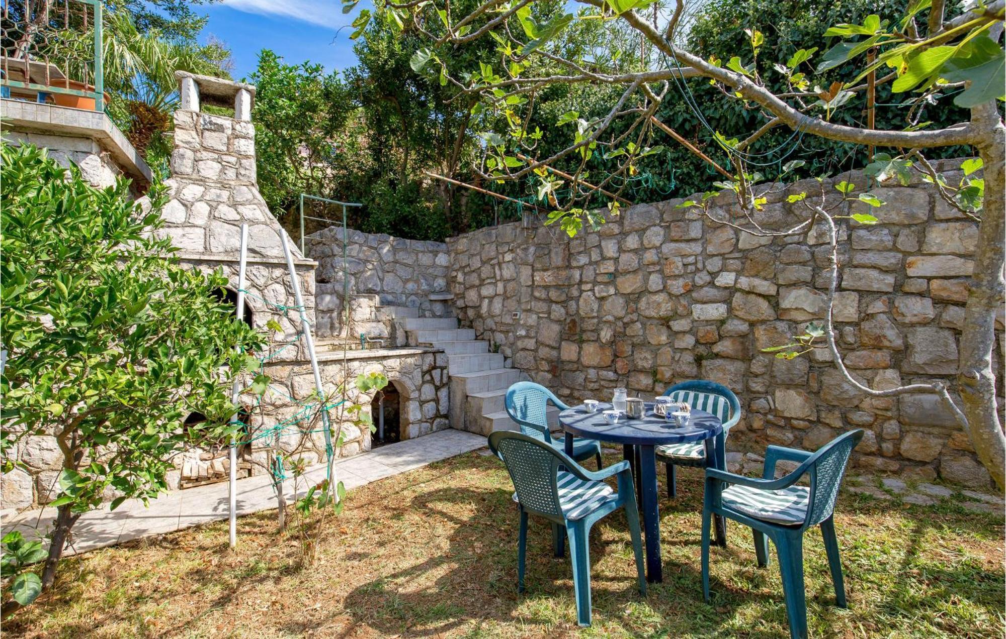 Lovely Apartment In Veli Losinj With Kitchen Exterior foto